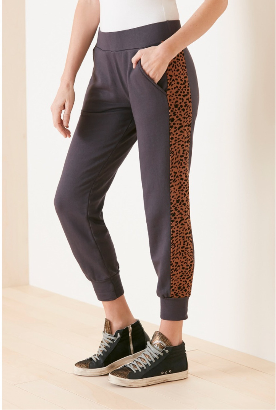 MONROW Evereve NWT Leopard Sporty Gray Jogger // XS